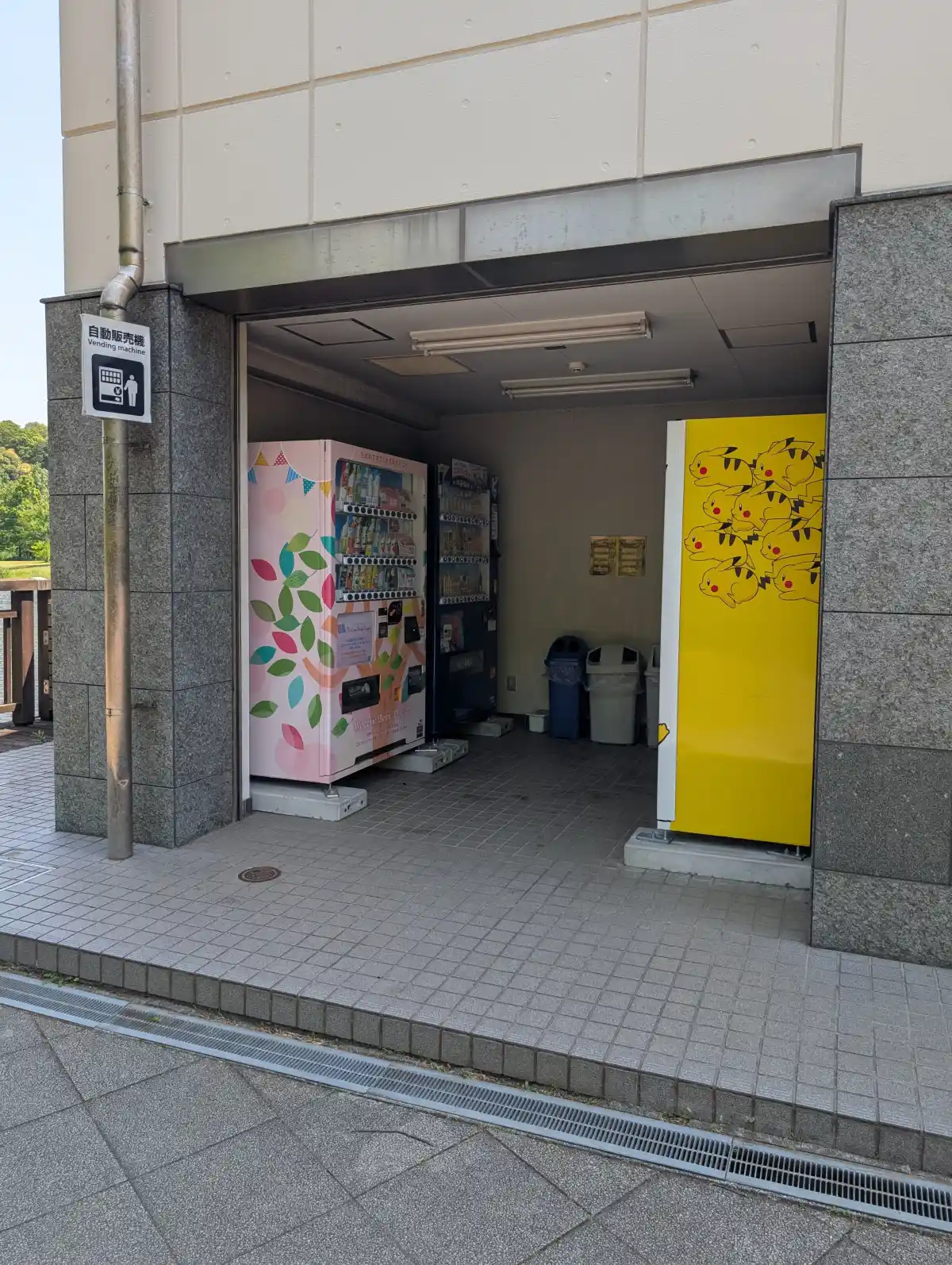 21世紀の森と広場のカフェテラスの自動販売機