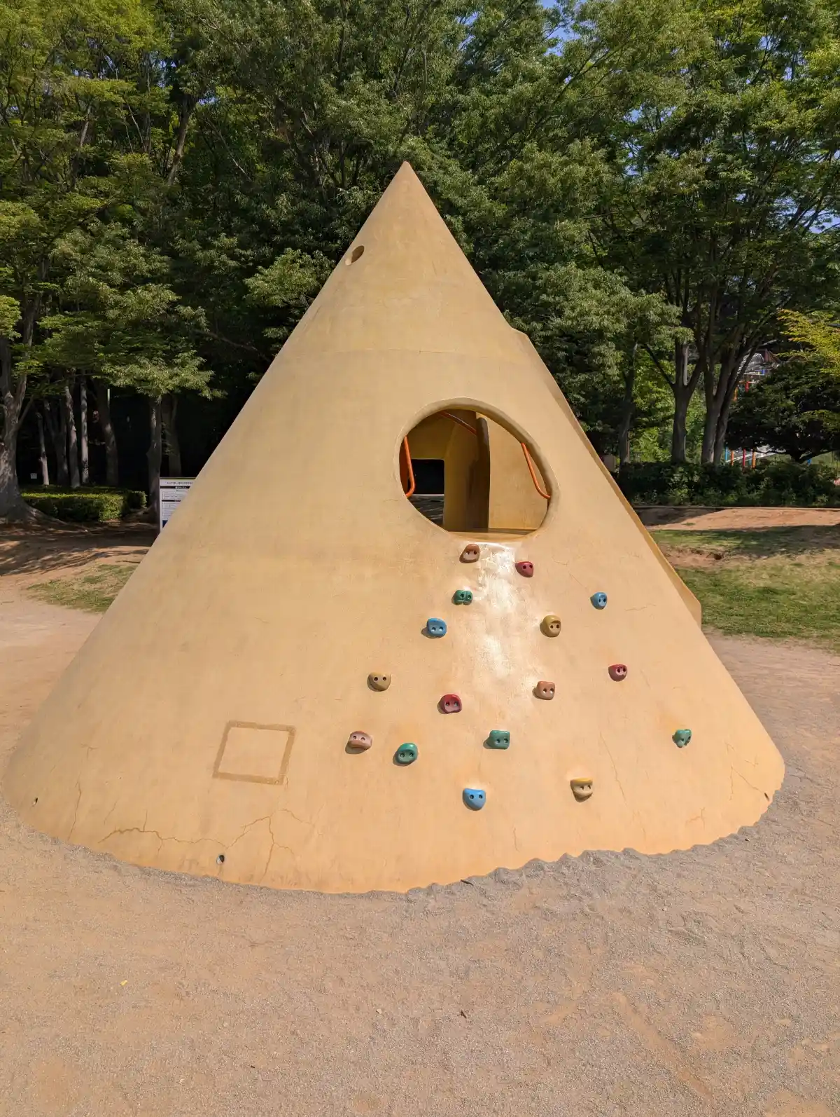 21世紀の森と広場の縄文サークルのクライム入口側