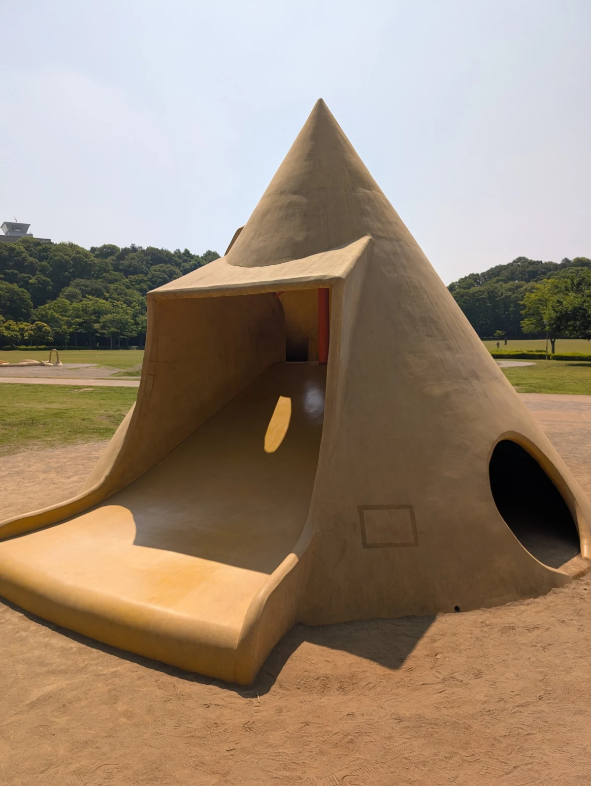 21世紀の森と広場の縄文サークルのトンネルすべり台側