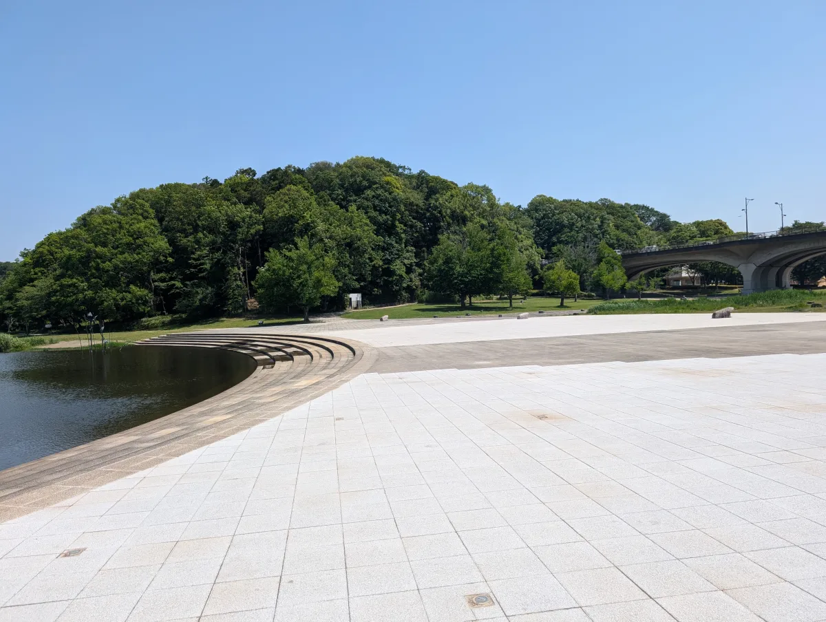 水とこかげの広場