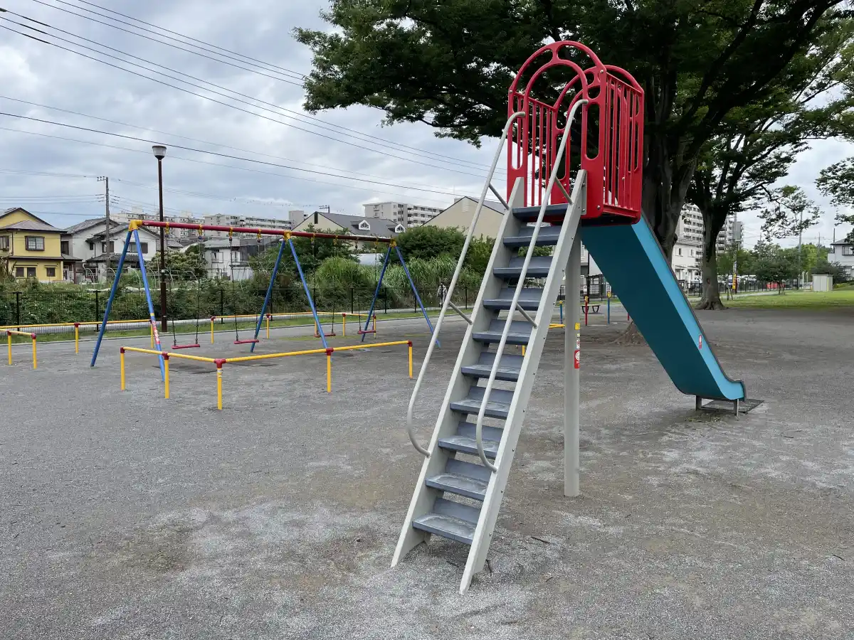 あかしあ公園のブランコとすべり台