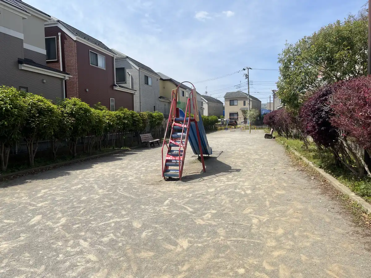 東側入口から見たありのみ公園