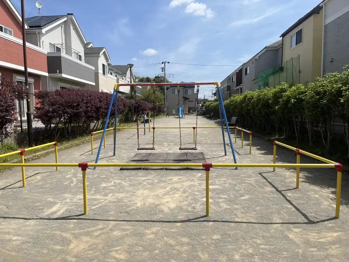 西側入口から見たありのみ公園