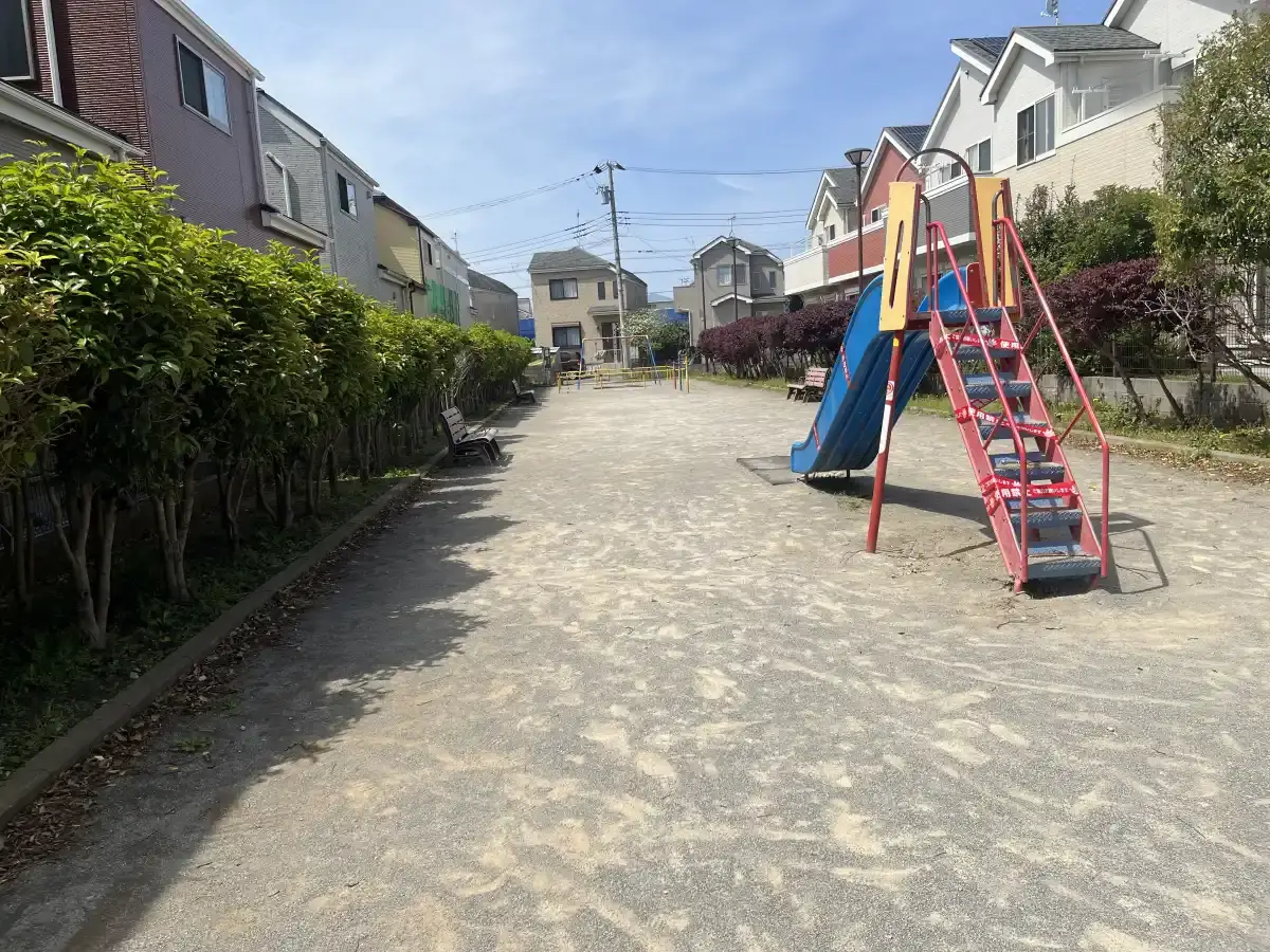 使用禁止になっているありのみ公園の滑り台