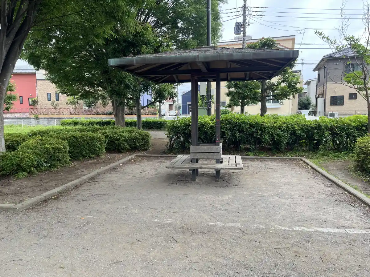 キラリ公園の屋根付きベンチ