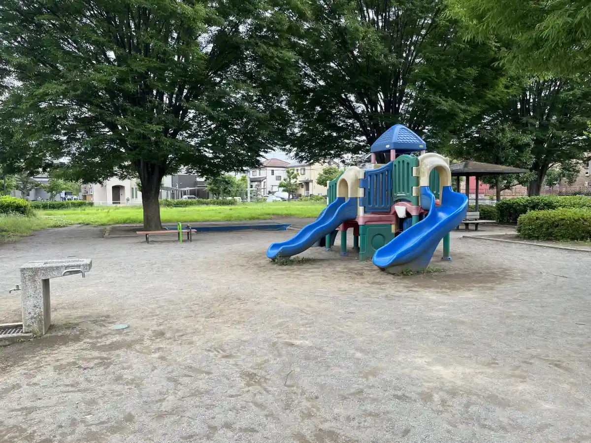 キラリ公園の遊具エリア全体
