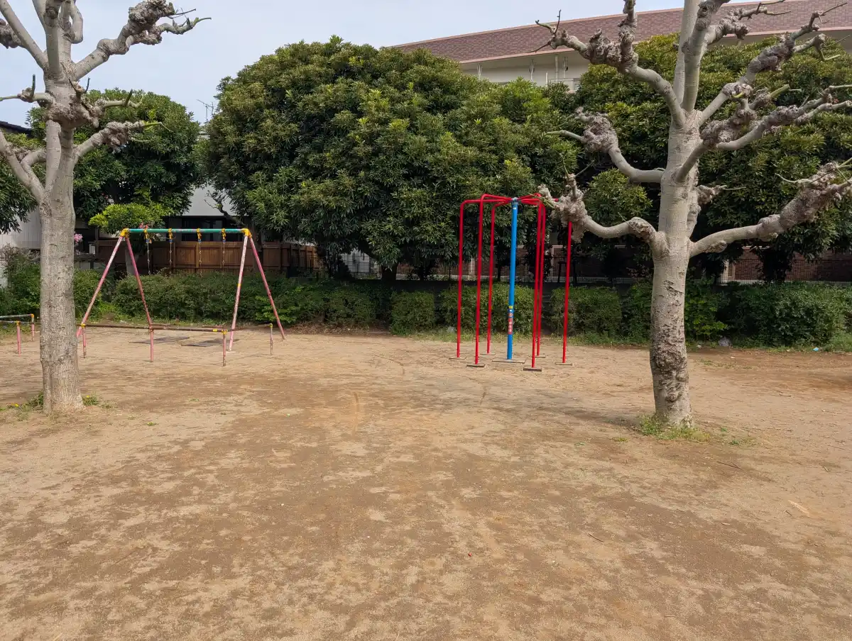 北丘第2公園の登り棒とブランコ