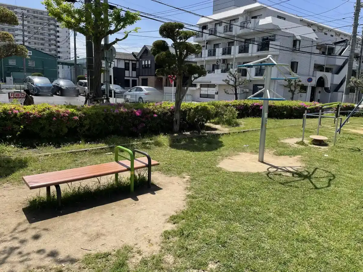 西ノ下公園のベンチと健康遊具