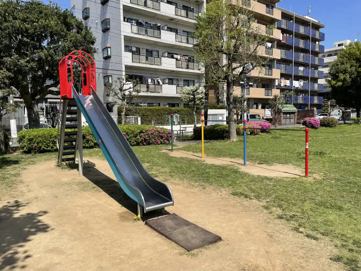 西ノ下公園の滑り台と鉄棒