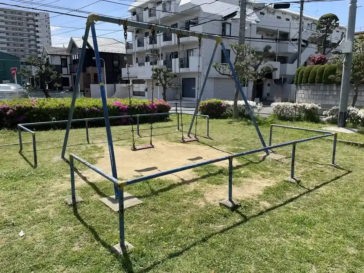 西ノ下公園のブランコ