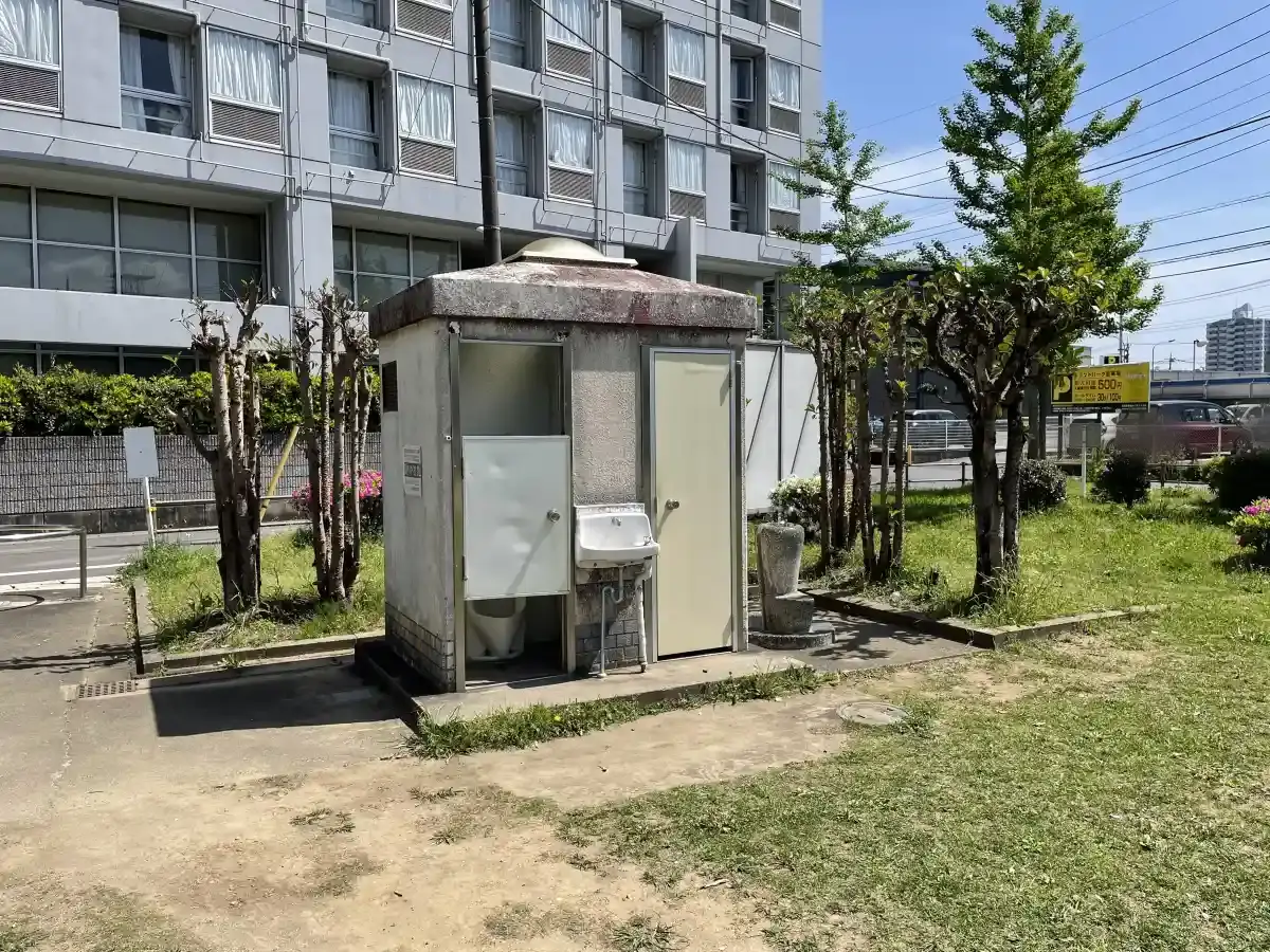 西ノ下公園のトイレと水道