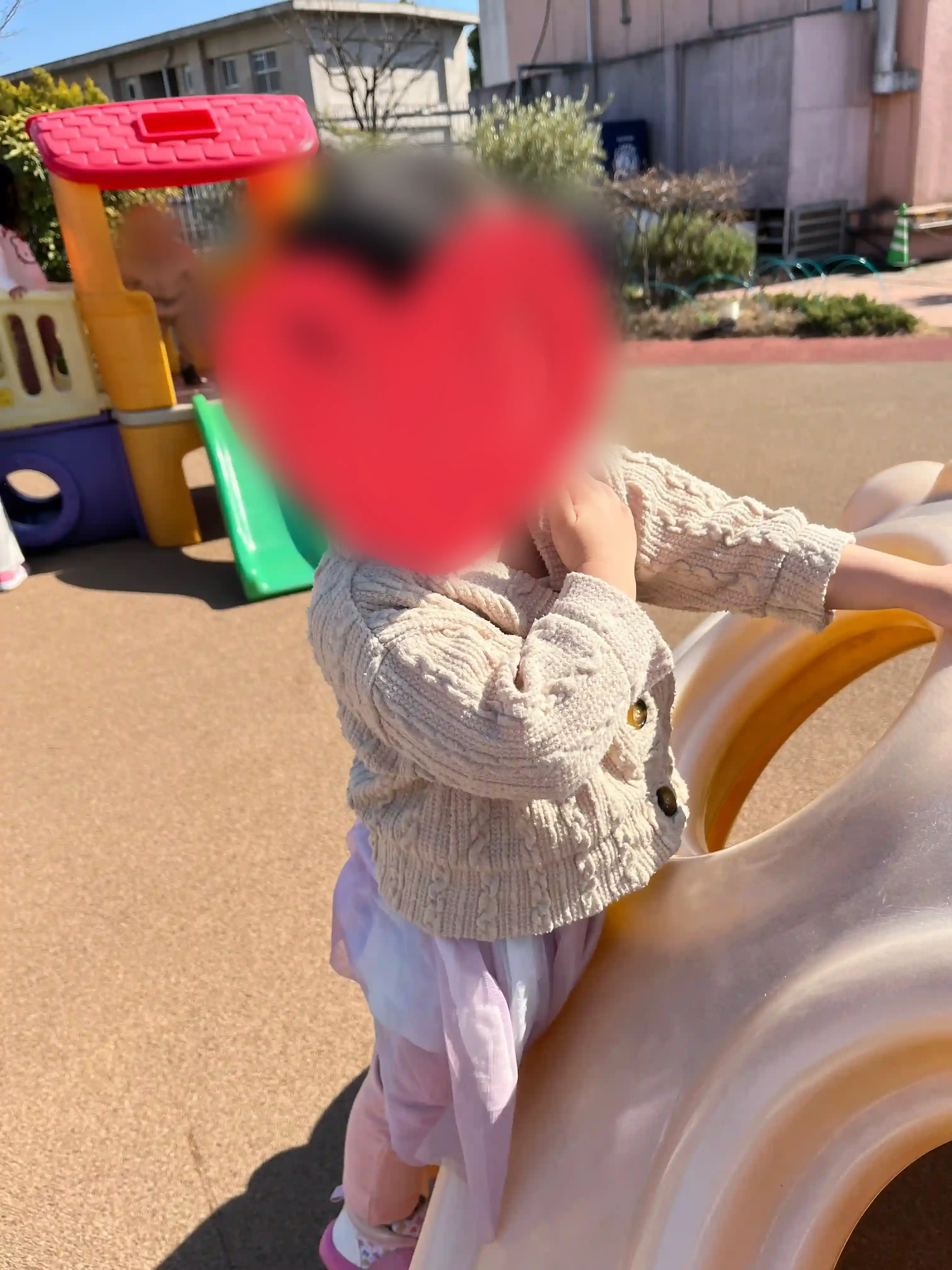 遊具で遊ぶ子どもの様子