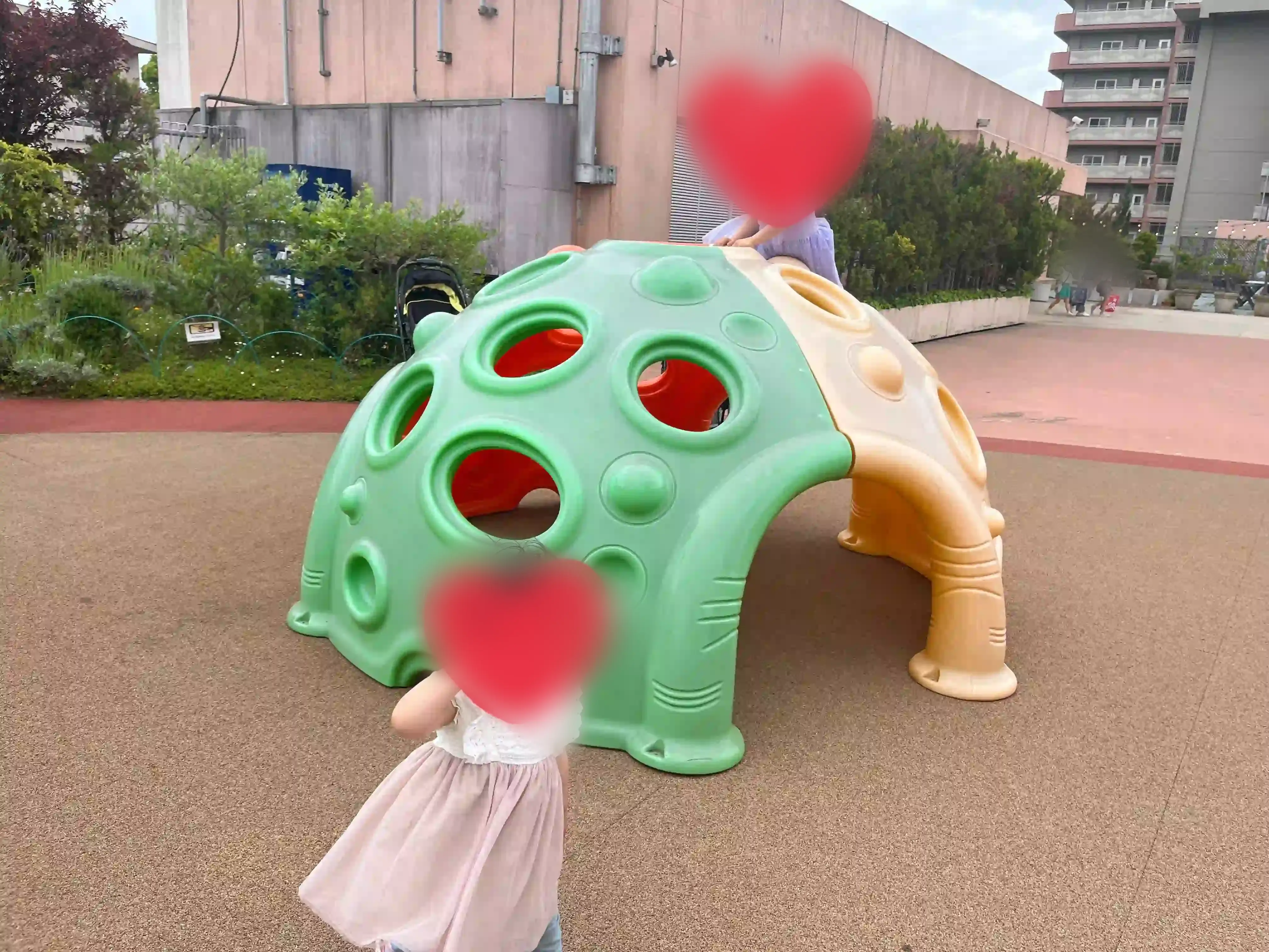 遊具に乗って遊ぶ子どもの様子