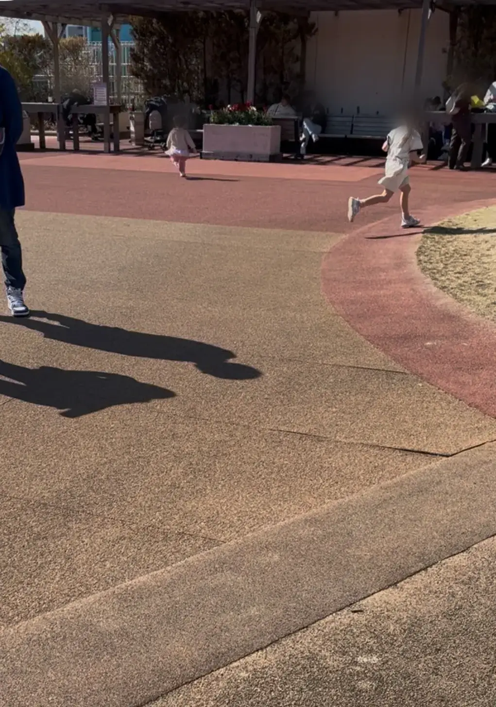 屋上広場を走る子どもの様子