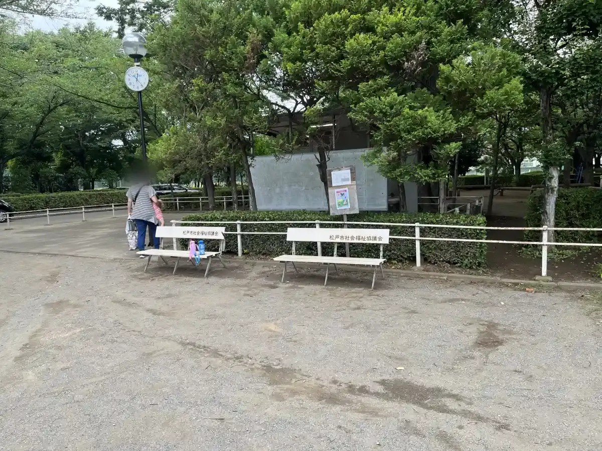 東部スポーツパークのベンチ