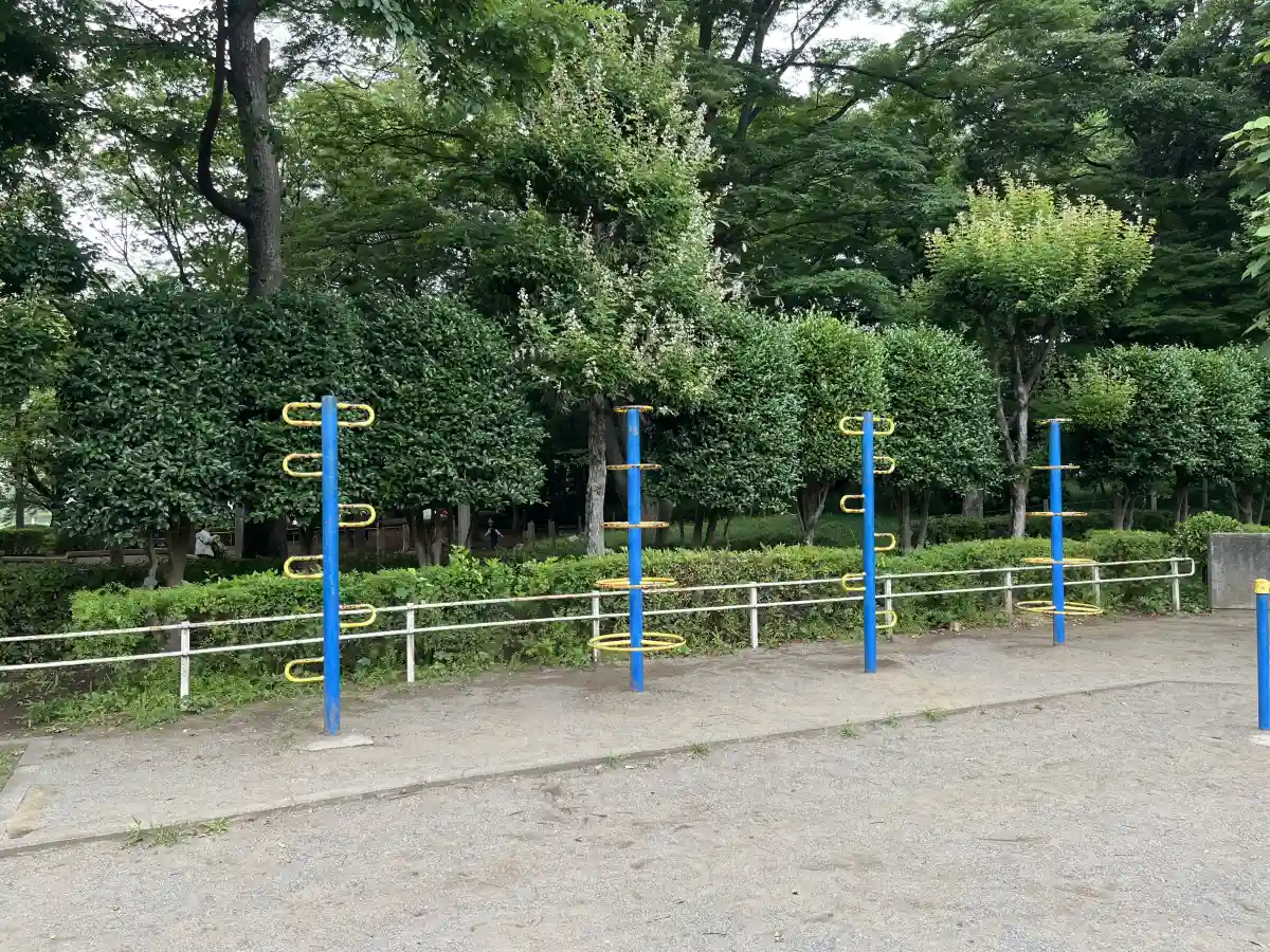 東部スポーツパークのポール型クライミング遊具