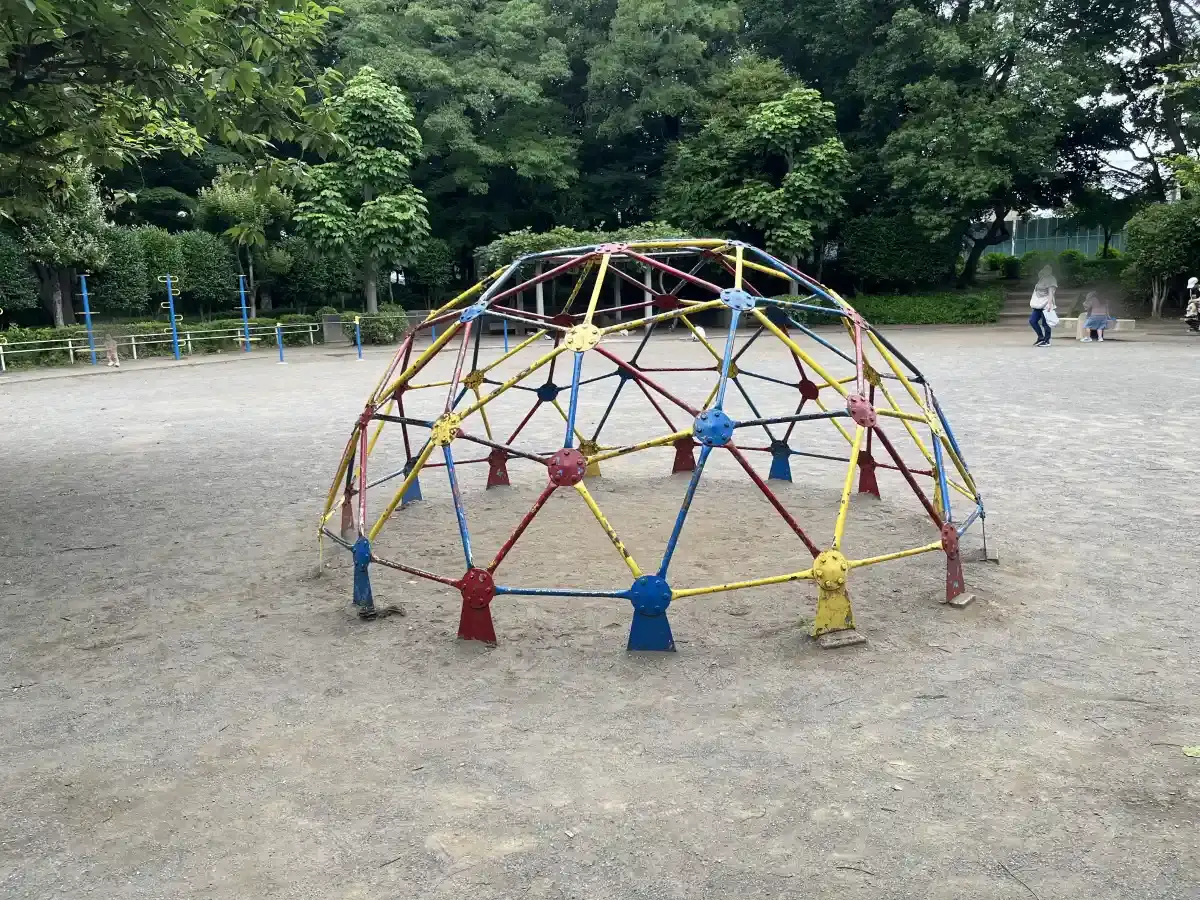 東部スポーツパークのドーム型ジャングルジム