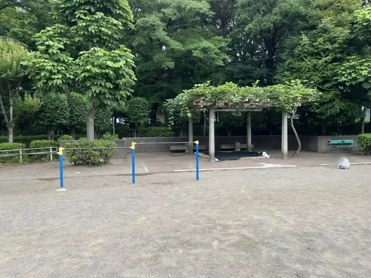 東部スポーツパークの鉄棒