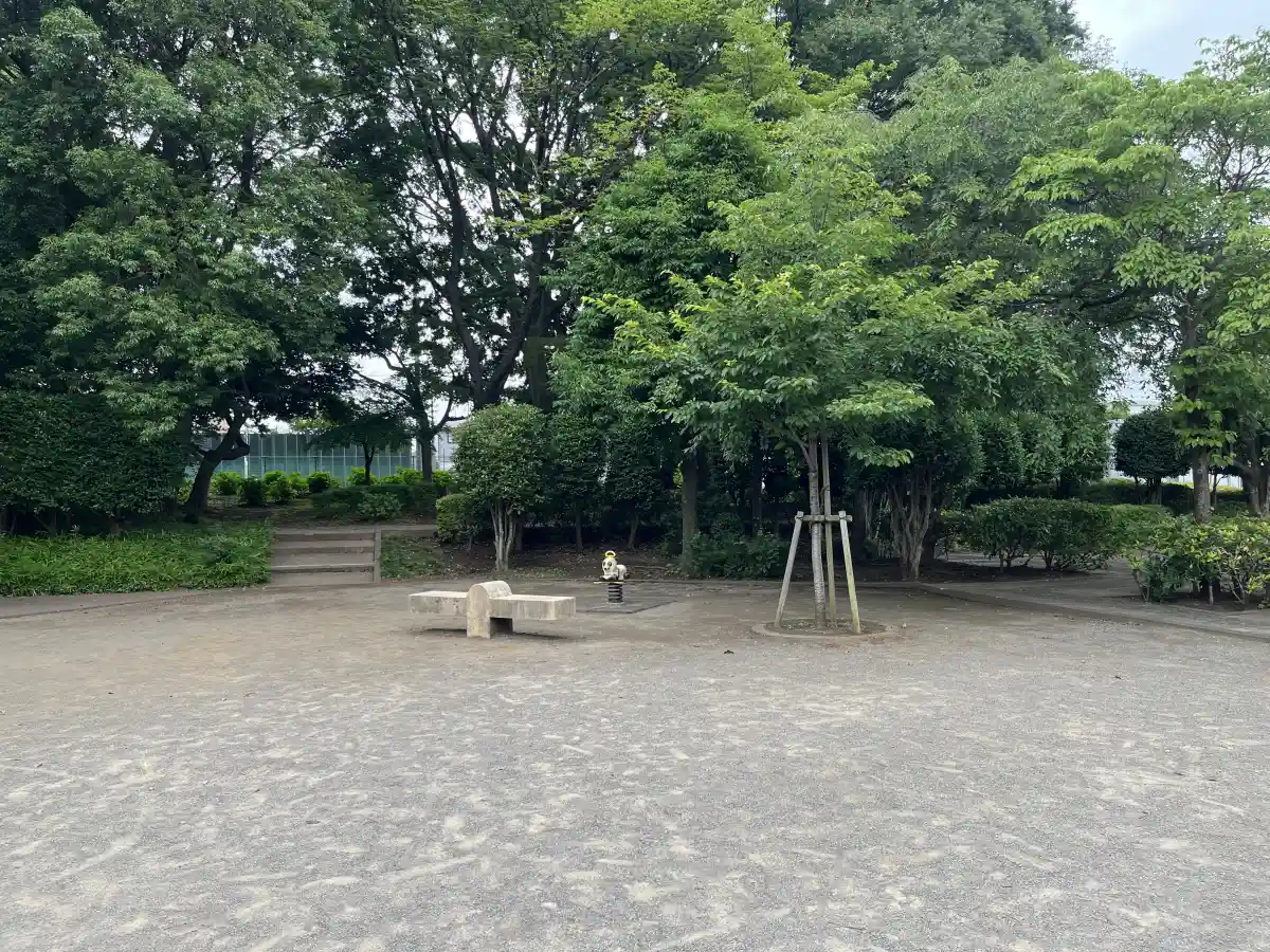 東部スポーツパークのスプリング遊具と広場