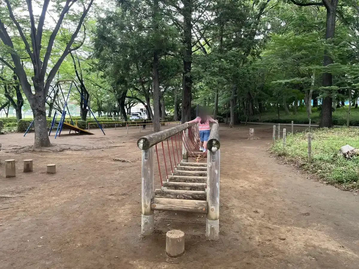 東部スポーツパークの揺れる丸太の橋