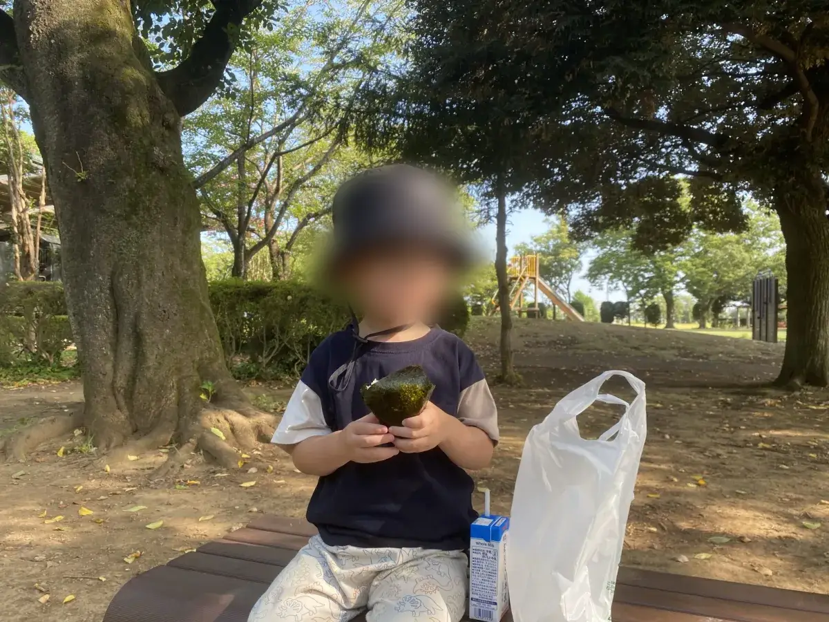 ベンチで朝ごはんを食べる子どもの様子