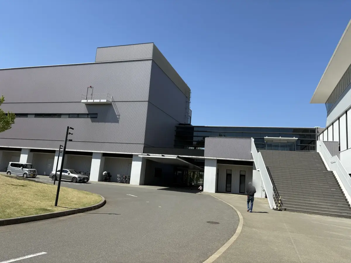 公園から降りてすぐのキッコーマンアリーナ