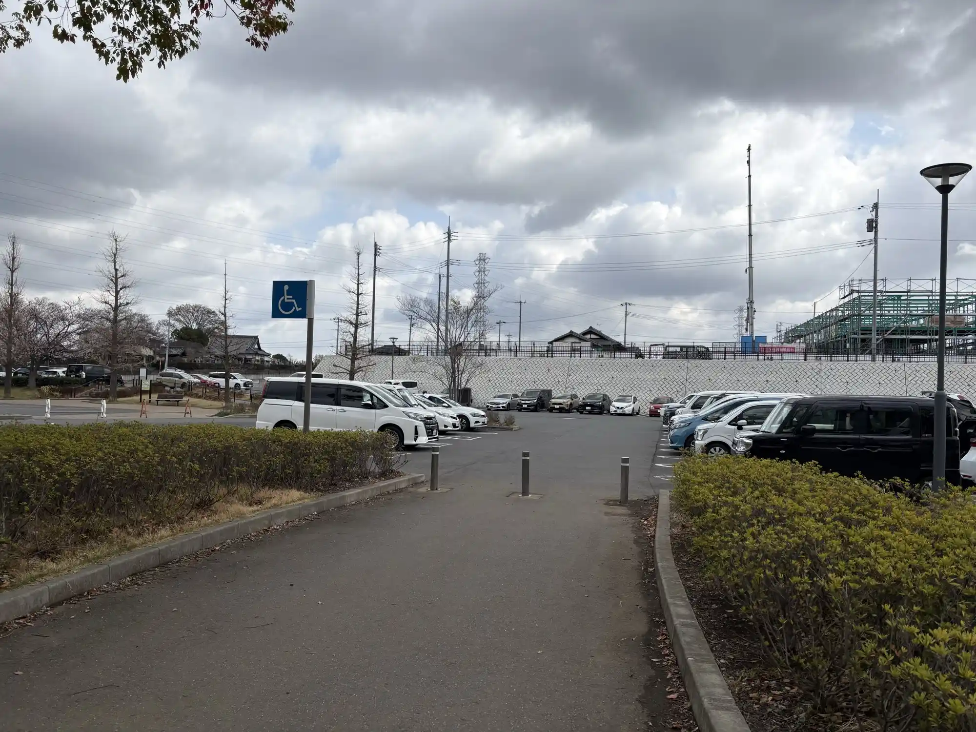 公園近くの駐車スペース