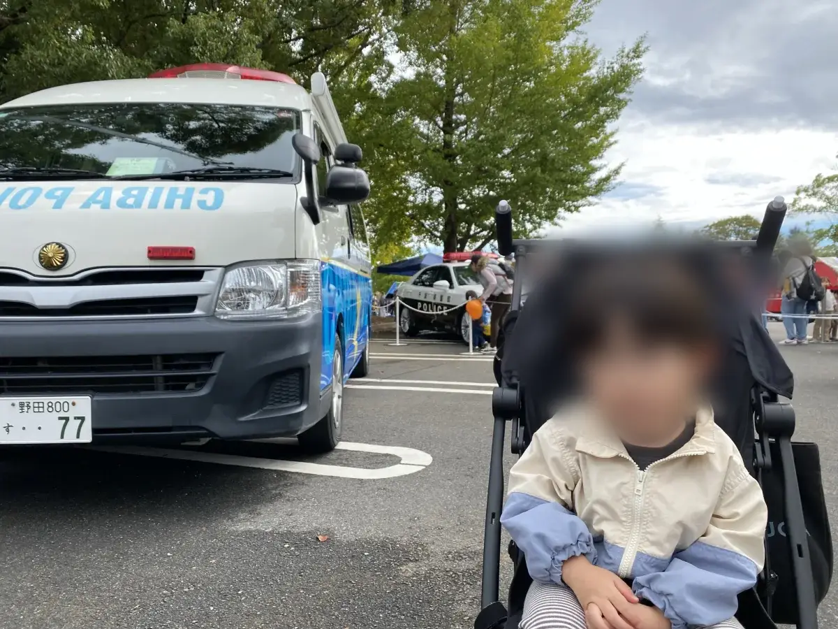 市民まつりのパトカー展示と子どもの様子