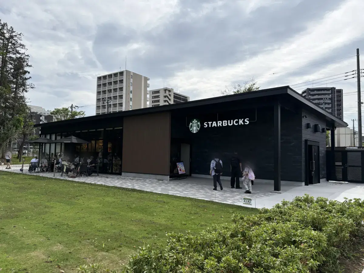 流山セントラルパーク内のスターバックスの外観