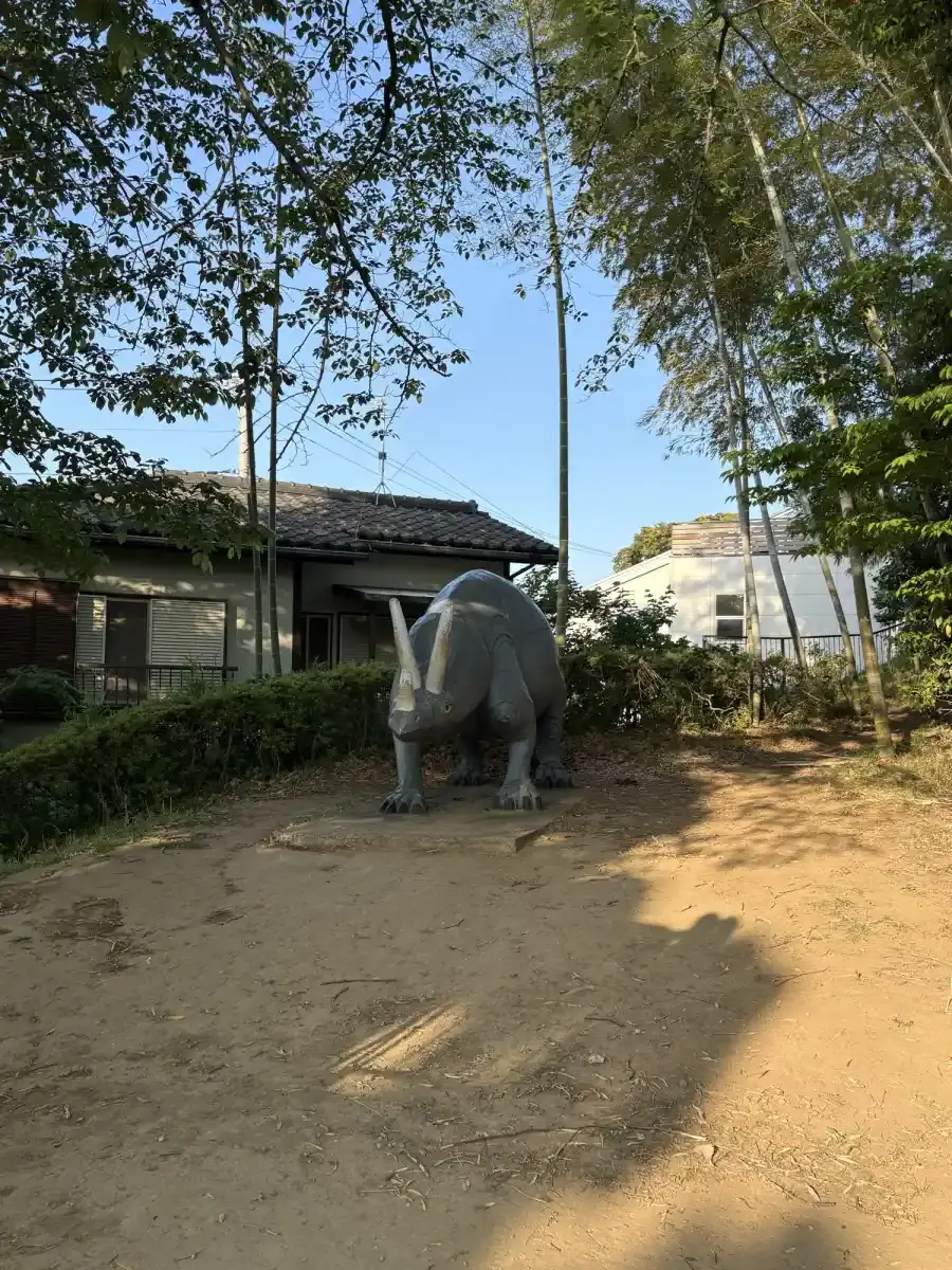 頂上にいる恐竜オブジェ