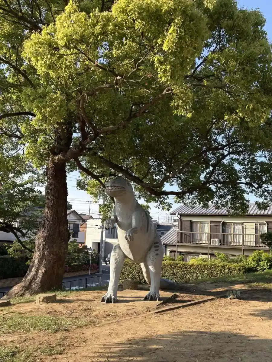 木の下の恐竜オブジェ