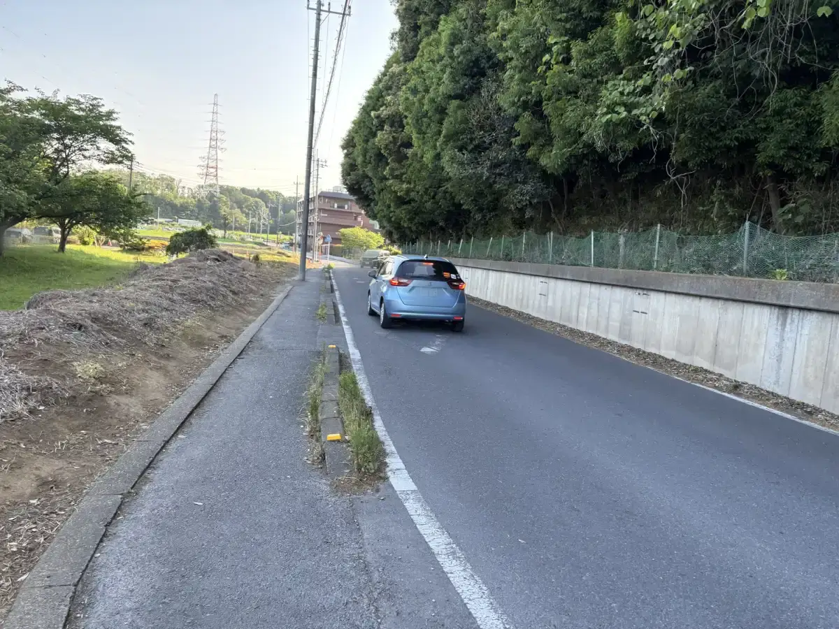 公園周辺の狭い道路