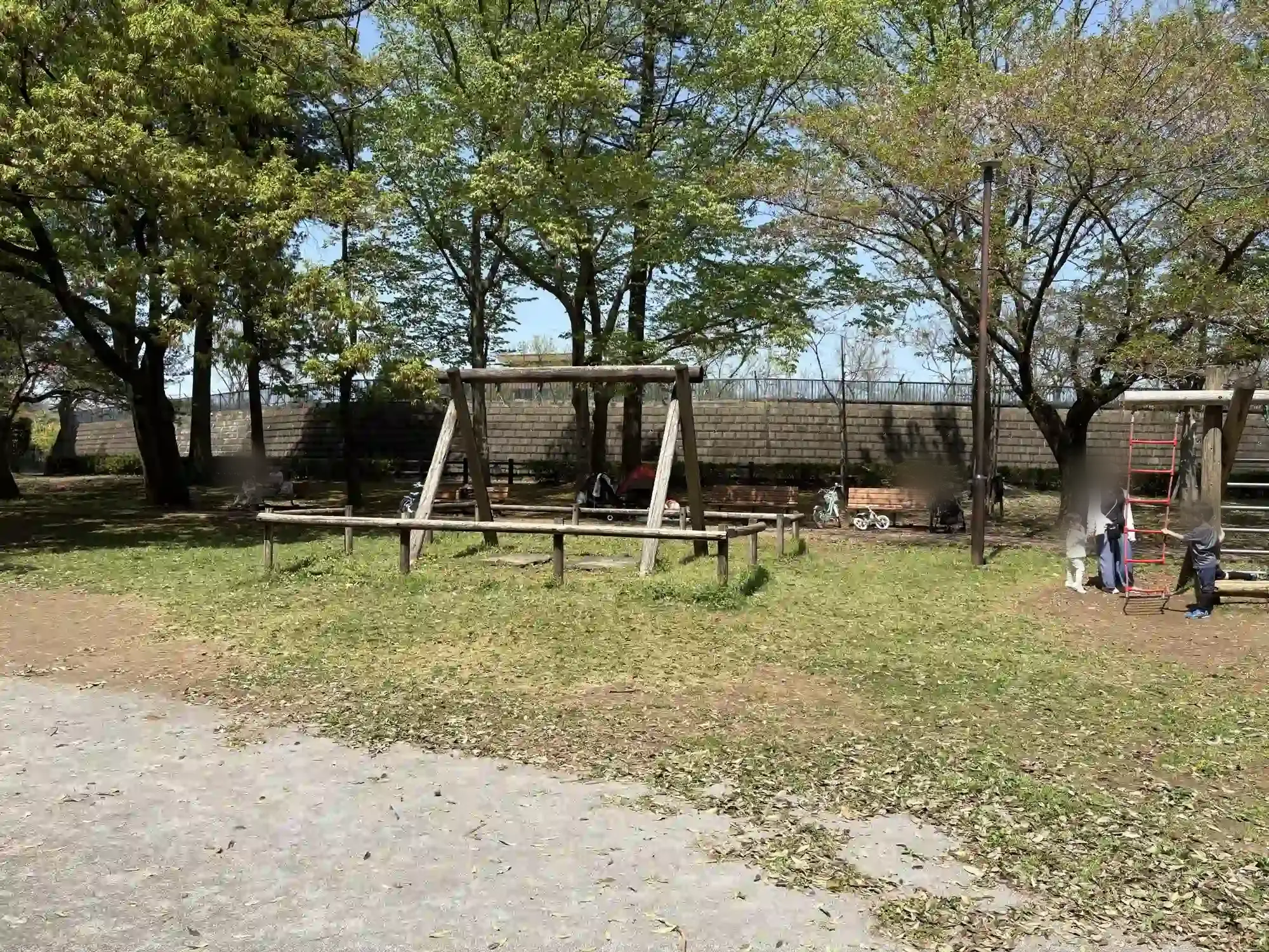 現在は使えない木製ブランコ