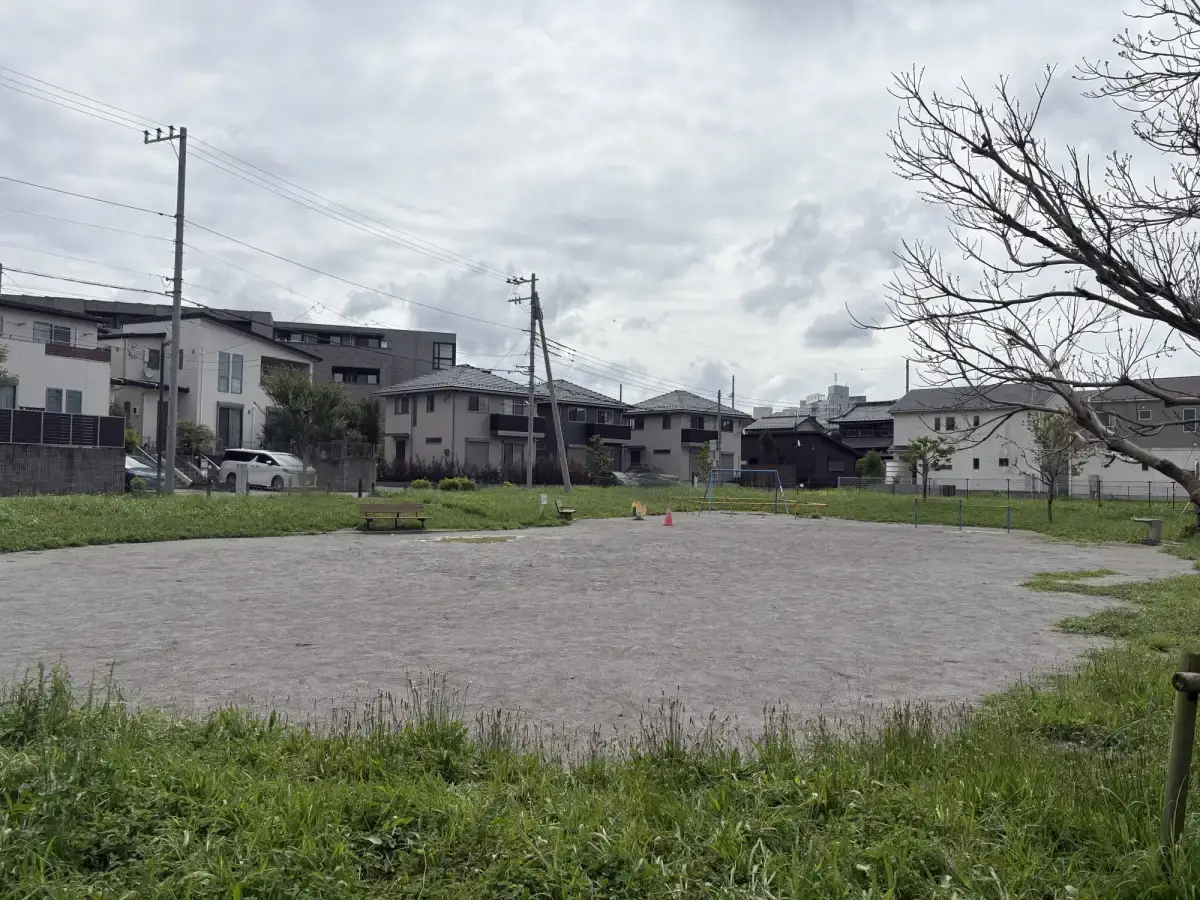 おおたかの森東2号公園 | 広場とブランコで遊べる住宅街の公園