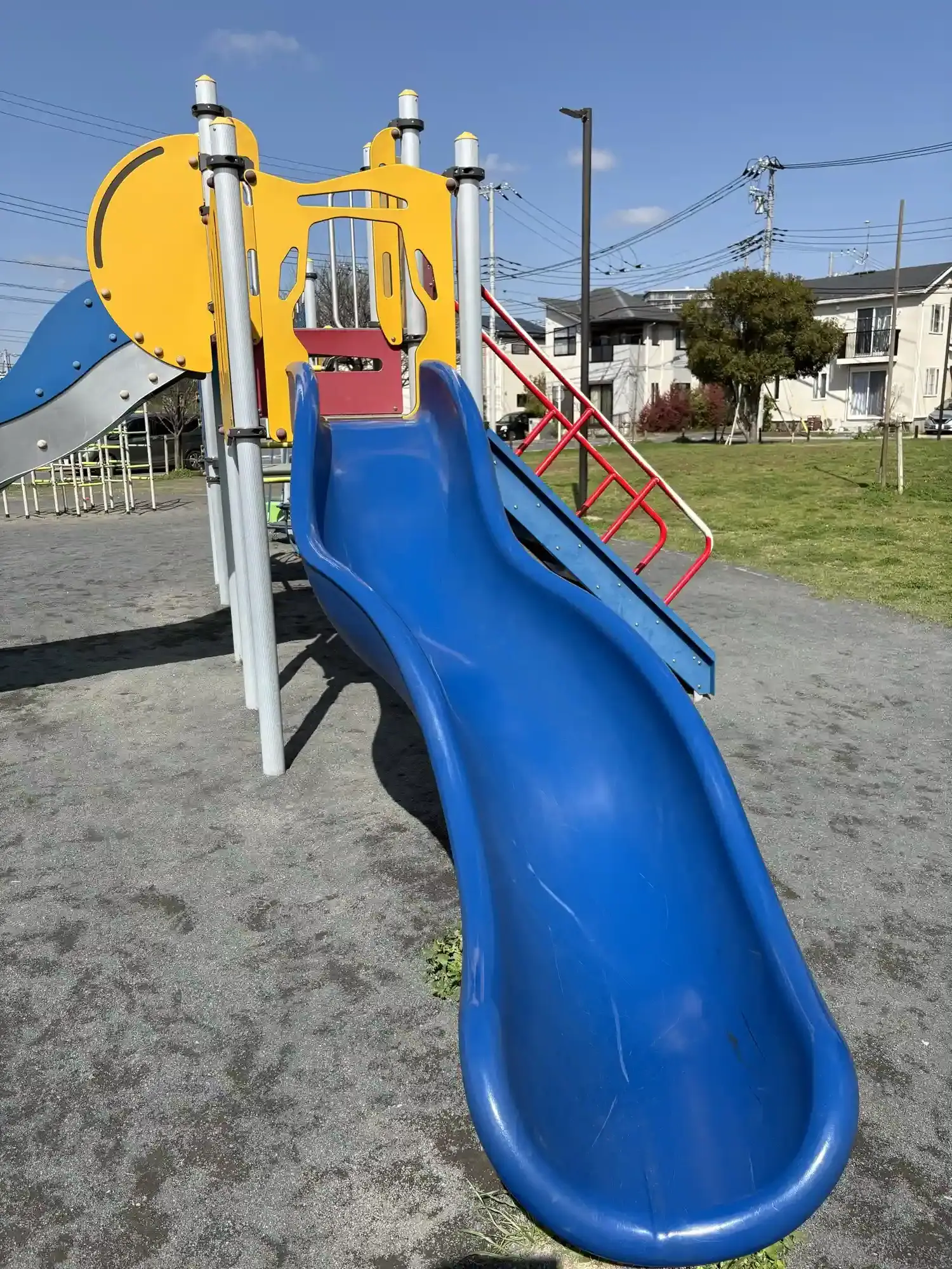 緩やかにカーブした小さな子向け滑り台