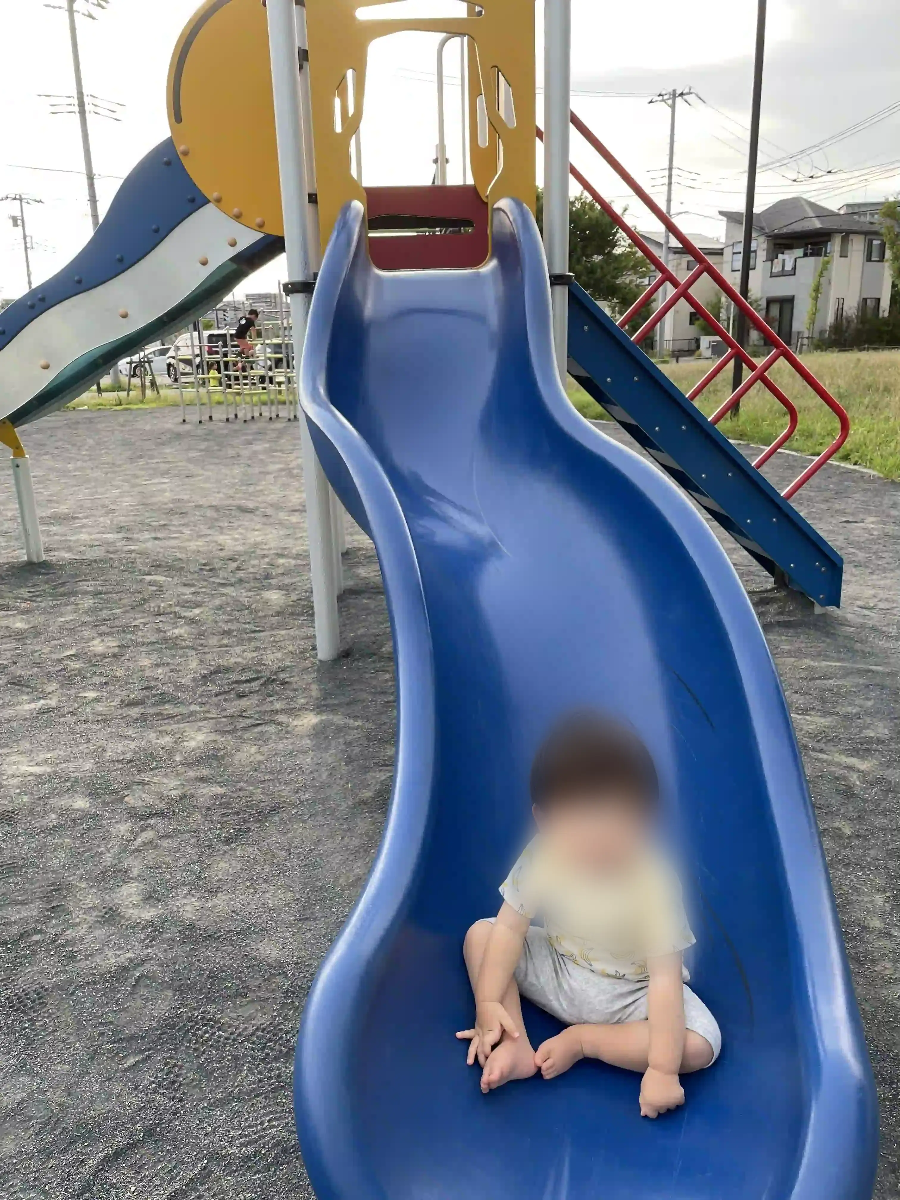 滑り台に座る子どもの姿