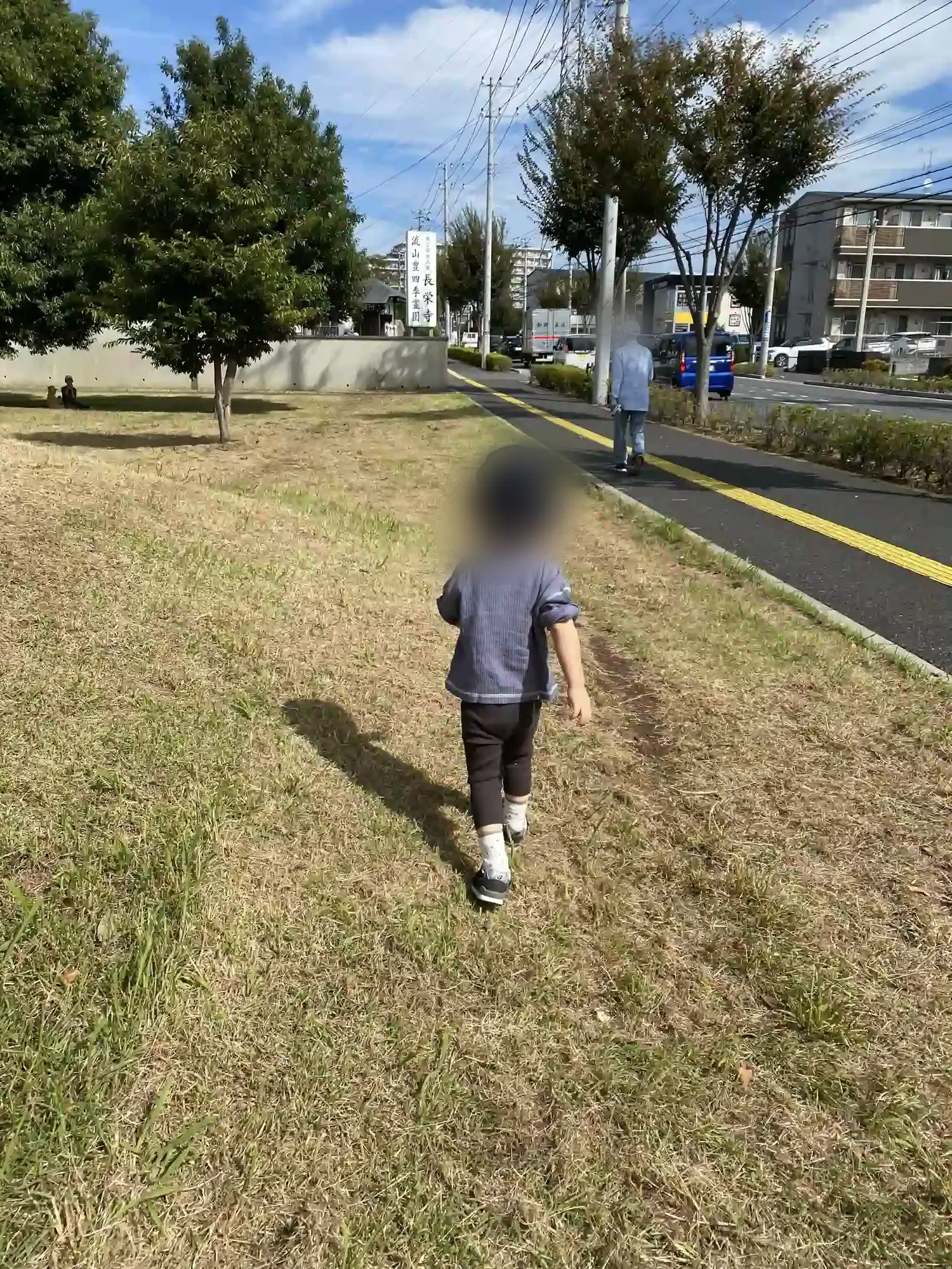 木陰の細い道を歩く子ども