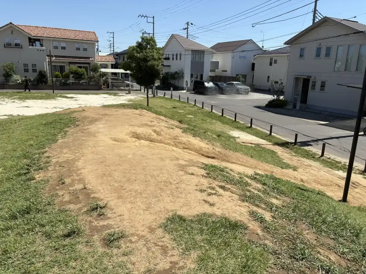 丘の上から見た坂道