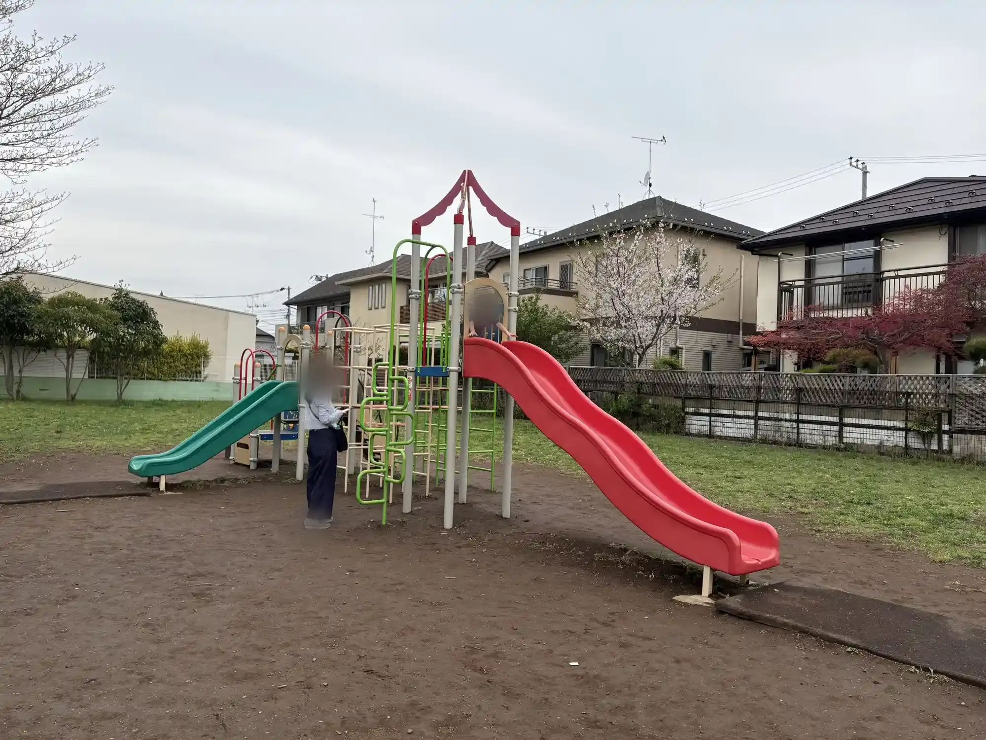 複合遊具の滑り台