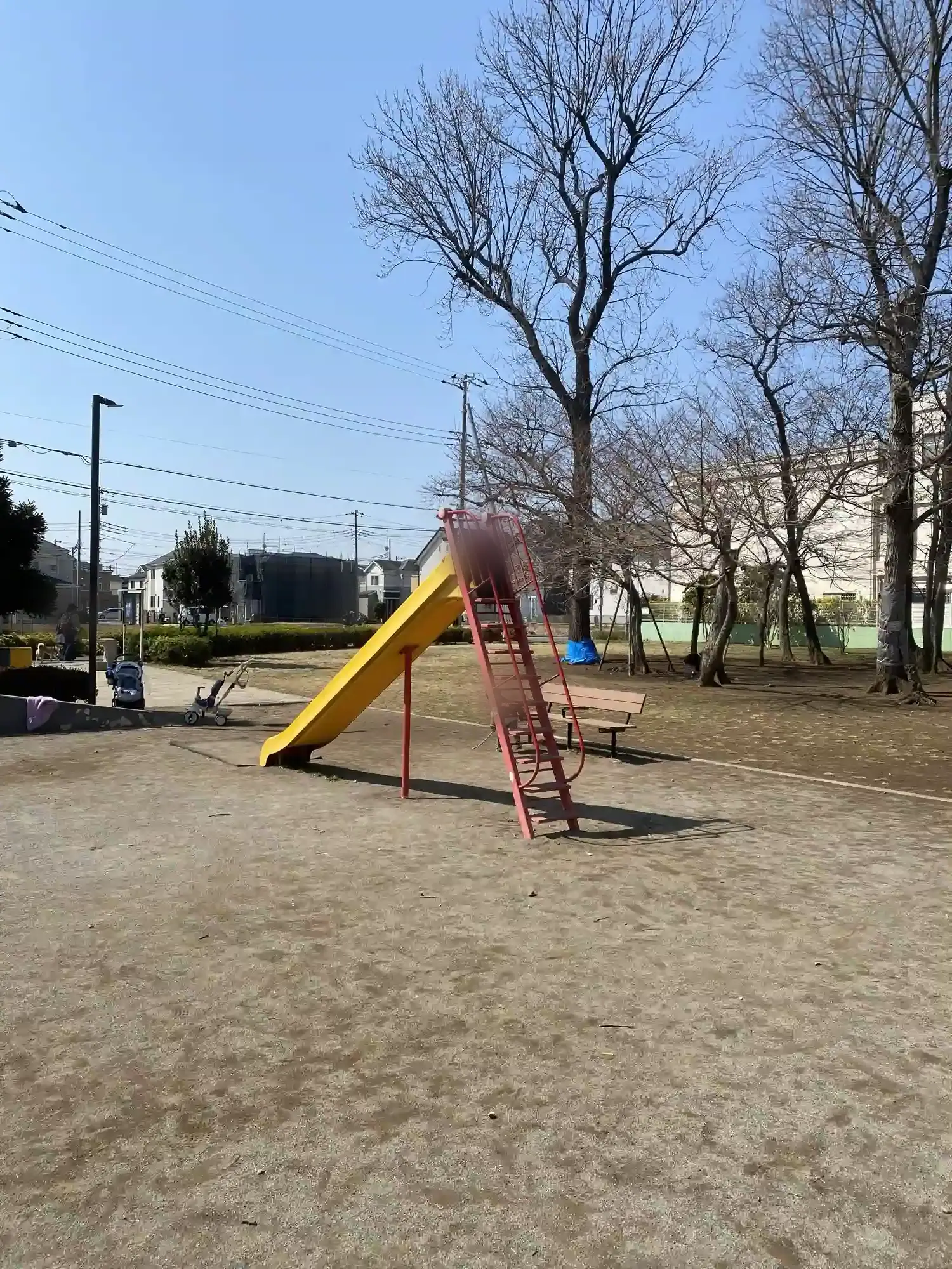 シンプルな滑り台で遊ぶ様子