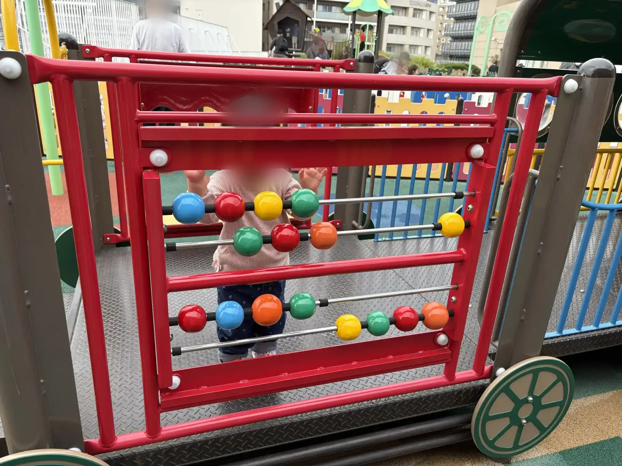 ボールを転がす遊具