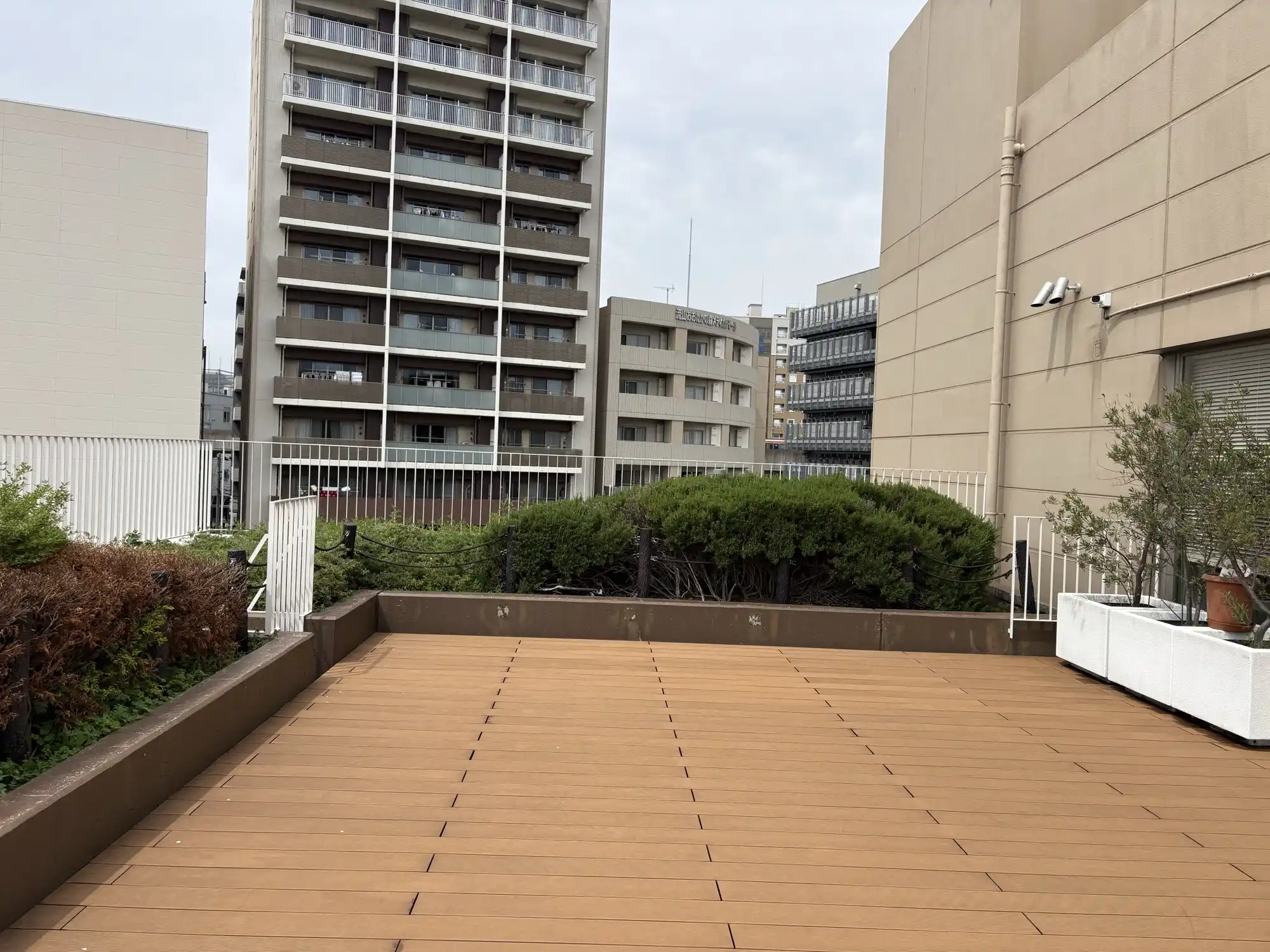 屋上広場の休憩エリア