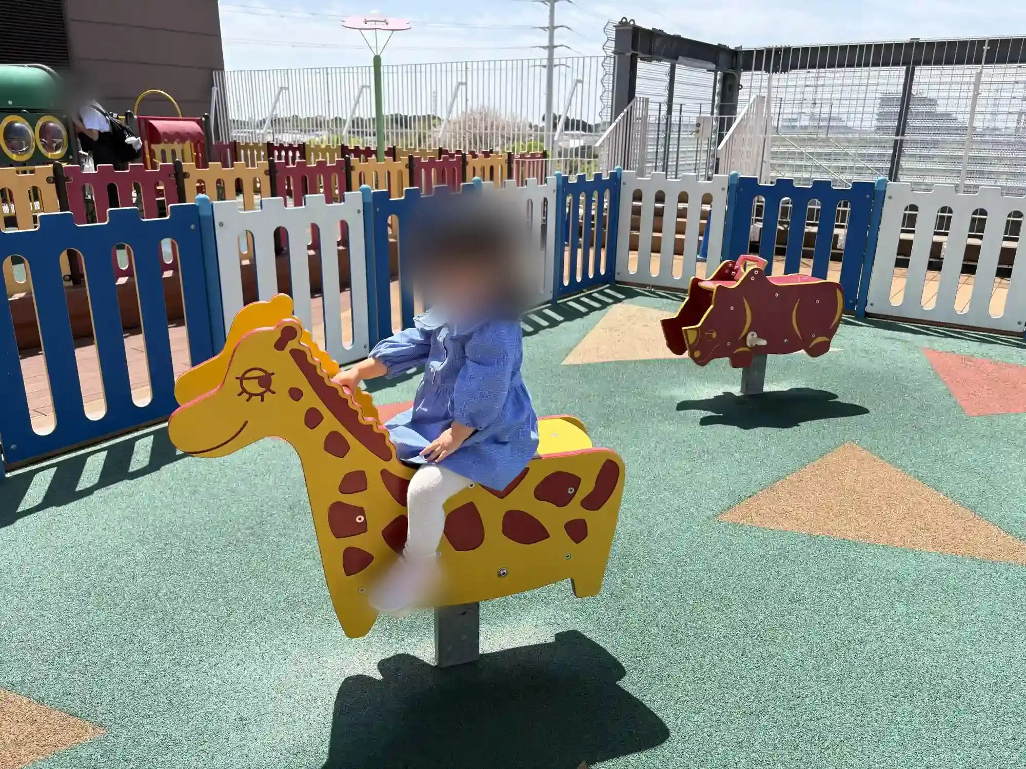 スプリング遊具で遊ぶ様子