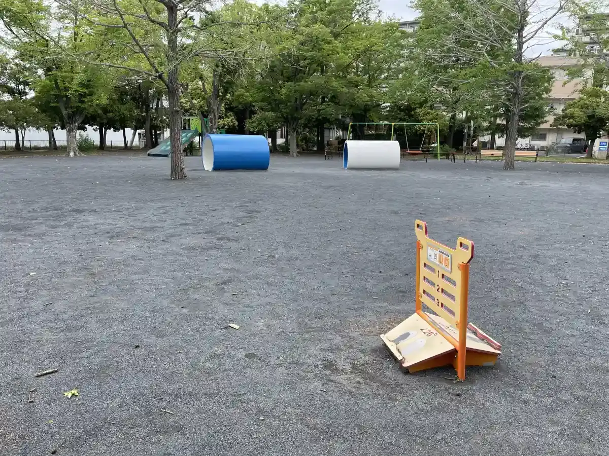 新松戸中央公園の遊具と広場